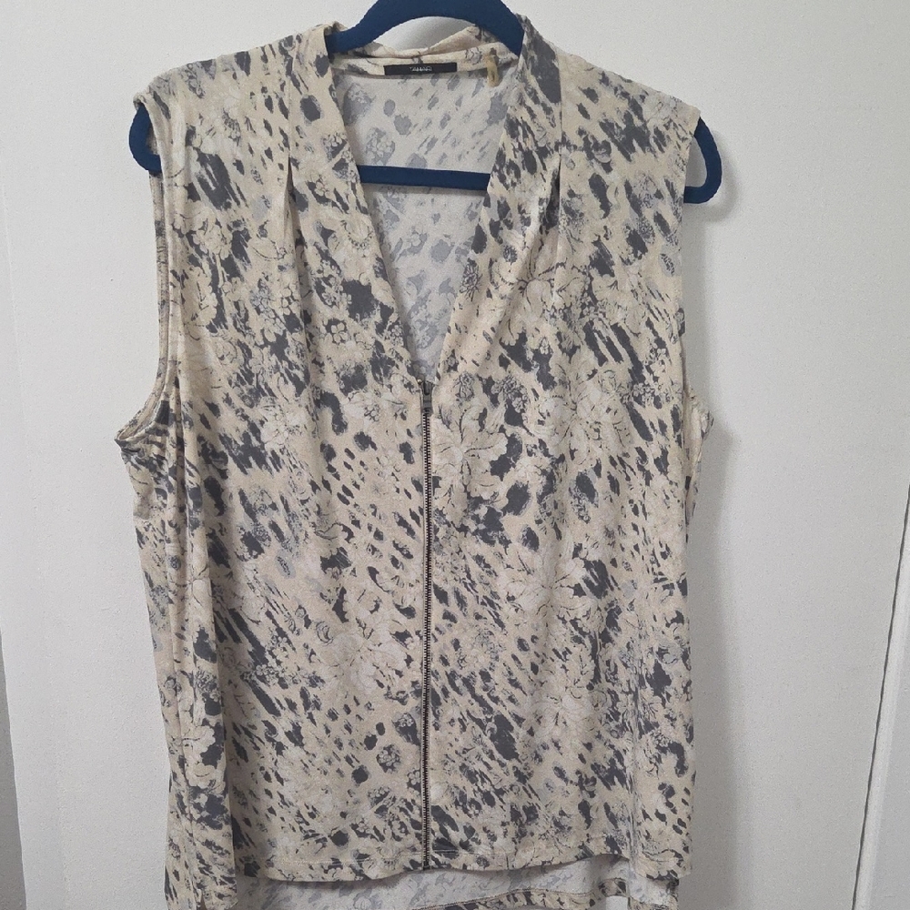 Tahari Abstract Print Sleeveless Blouse in Cream and Gray